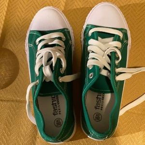 NWOT Green and white tennis.